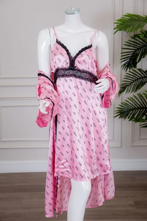 قميص نوم لانجري متعدد الألوان ميدي قطعتين قماش ساتان مزين بكتابات و كلفة من الأطراف و رباط في الخصر 