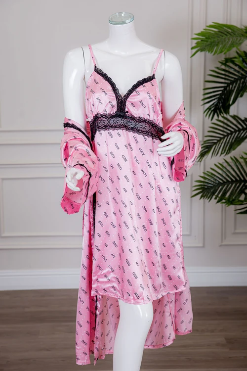 قميص نوم لانجري متعدد الألوان ميدي قطعتين قماش ساتان مزين بكتابات و كلفة من الأطراف و رباط في الخصر