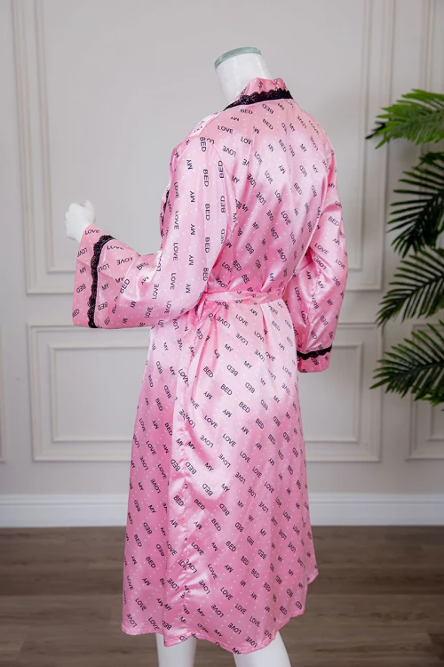 قميص نوم لانجري متعدد الألوان ميدي قطعتين قماش ساتان مزين بكتابات و كلفة من الأطراف و رباط في الخصر