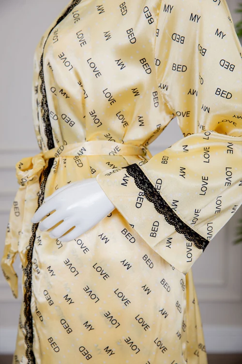 قميص نوم لانجري متعدد الألوان ميدي قطعتين قماش ساتان مزين بكتابات و كلفة من الأطراف و رباط في الخصر