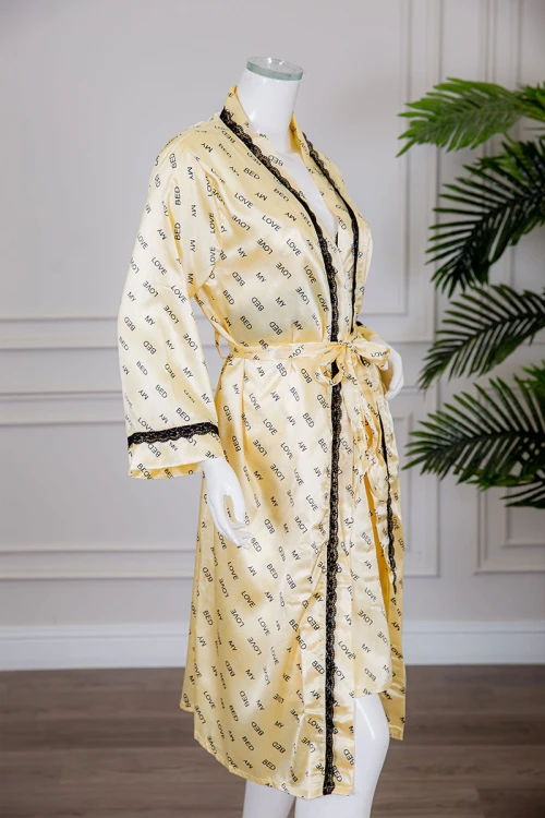 قميص نوم لانجري متعدد الألوان ميدي قطعتين قماش ساتان مزين بكتابات و كلفة من الأطراف و رباط في الخصر