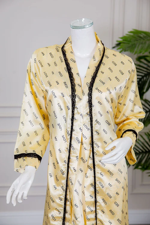 قميص نوم لانجري متعدد الألوان ميدي قطعتين قماش ساتان مزين بكتابات و كلفة من الأطراف و رباط في الخصر