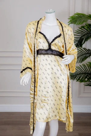 قميص نوم لانجري متعدد الألوان ميدي قطعتين قماش ساتان مزين بكتابات و كلفة من الأطراف و رباط في الخصر 