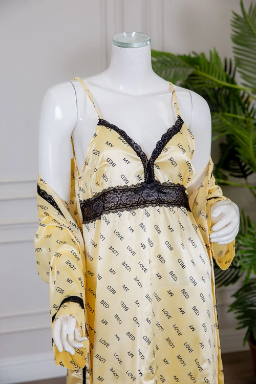 قميص نوم لانجري متعدد الألوان ميدي قطعتين قماش ساتان مزين بكتابات و كلفة من الأطراف و رباط في الخصر