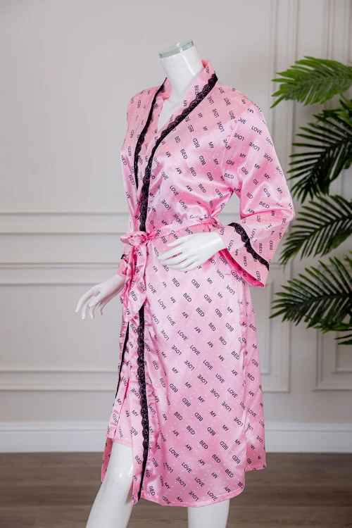 قميص نوم لانجري متعدد الألوان ميدي قطعتين قماش ساتان مزين بكتابات و كلفة من الأطراف و رباط في الخصر