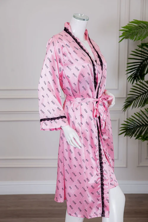 قميص نوم لانجري متعدد الألوان ميدي قطعتين قماش ساتان مزين بكتابات و كلفة من الأطراف و رباط في الخصر