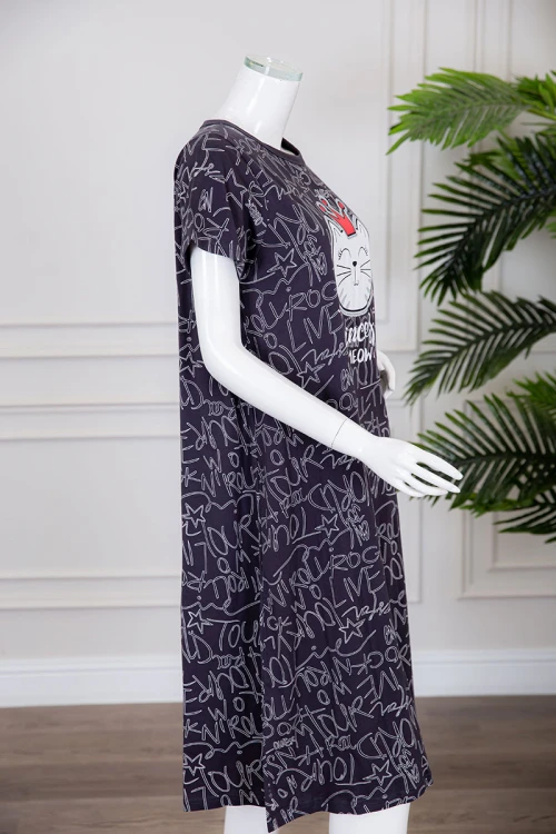 قميص نسائي ميدي متعدد الألوان بياقة دائرية مزين برسومات و كتابات ذو أكمام قصيرة