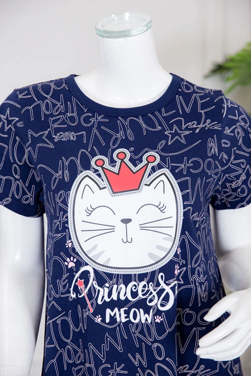 قميص نسائي ميدي متعدد الألوان بياقة دائرية مزين برسومات و كتابات ذو أكمام قصيرة