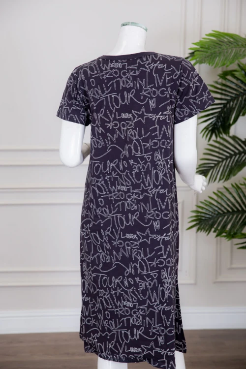 قميص نسائي ميدي متعدد الألوان بياقة دائرية مزين برسومات و كتابات ذو أكمام قصيرة