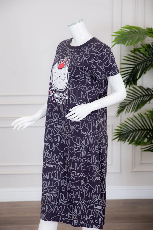 قميص نسائي ميدي متعدد الألوان بياقة دائرية مزين برسومات و كتابات ذو أكمام قصيرة