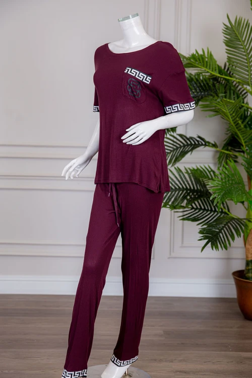 بيجاما نسائية قطعتين متعددة الألوان تيشيرت بياقة دائرية مزين بطبعات مع بنطلون طويل برباط في الخصر