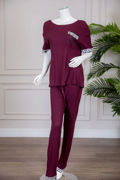 بيجاما نسائية قطعتين متعددة الألوان تيشيرت بياقة دائرية مزين بطبعات مع بنطلون طويل برباط في الخصر