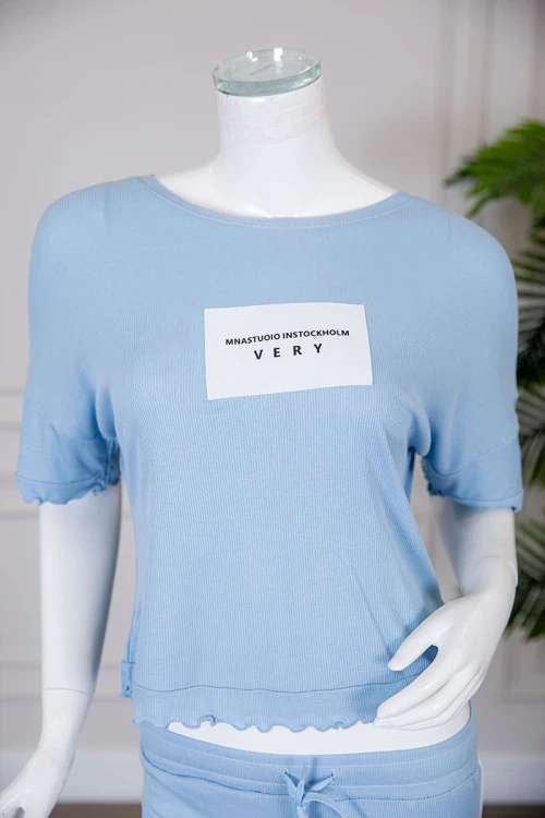 بيجاما نسائية قطعتين متعددة الألوان تيشيرت بياقة دائرية مزين بطبعات مع بنطلون طويل برباط في الخصر