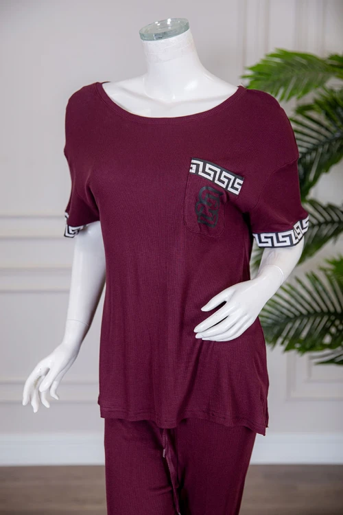 بيجاما نسائية قطعتين متعددة الألوان تيشيرت بياقة دائرية مزين بطبعات مع بنطلون طويل برباط في الخصر