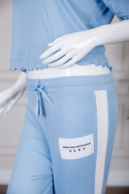 بيجاما نسائية قطعتين متعددة الألوان تيشيرت بياقة دائرية مزين بطبعات مع بنطلون طويل برباط في الخصر