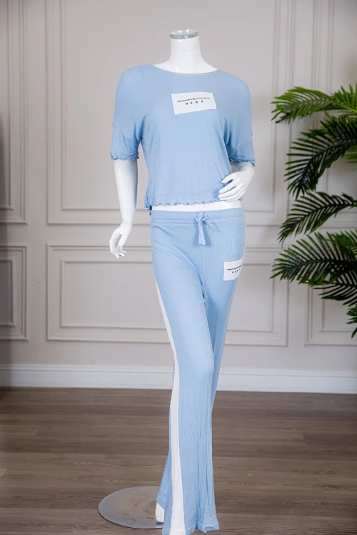 بيجاما نسائية قطعتين متعددة الألوان تيشيرت بياقة دائرية مزين بطبعات مع بنطلون طويل برباط في الخصر