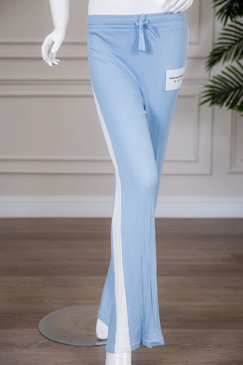 بيجاما نسائية قطعتين متعددة الألوان تيشيرت بياقة دائرية مزين بطبعات مع بنطلون طويل برباط في الخصر