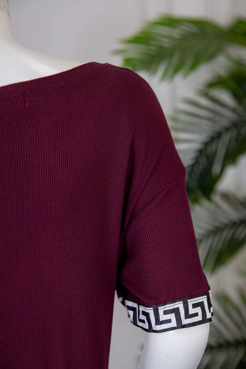 بيجاما نسائية قطعتين متعددة الألوان تيشيرت بياقة دائرية مزين بطبعات مع بنطلون طويل برباط في الخصر