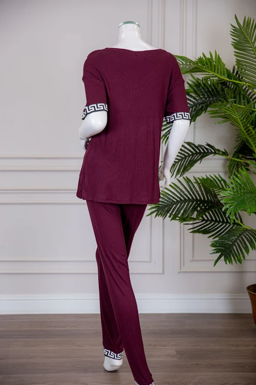 بيجاما نسائية قطعتين متعددة الألوان تيشيرت بياقة دائرية مزين بطبعات مع بنطلون طويل برباط في الخصر