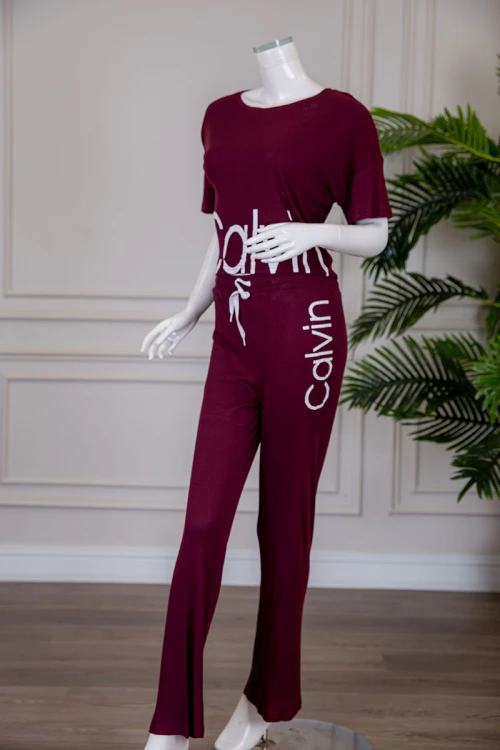 بيجاما نسائية قطعتين متعددة الألوان تيشيرت بياقة دائرية بكتابات من الأمام مع بنطلون طويل برباط في الخصر