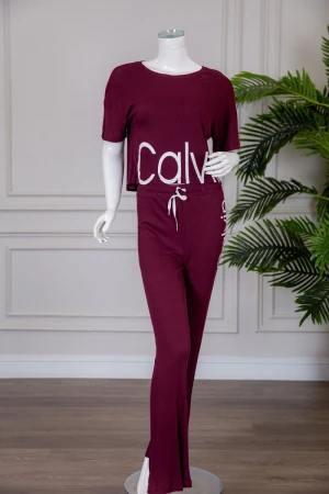 بيجاما نسائية قطعتين متعددة الألوان تيشيرت بياقة دائرية بكتابات من الأمام مع بنطلون طويل برباط في الخصر 