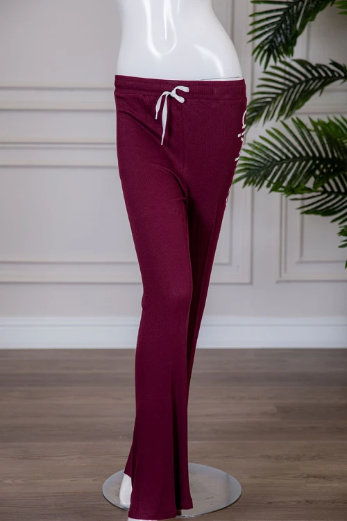 بيجاما نسائية قطعتين متعددة الألوان تيشيرت بياقة دائرية بكتابات من الأمام مع بنطلون طويل برباط في الخصر