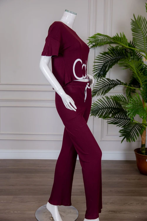 بيجاما نسائية قطعتين متعددة الألوان تيشيرت بياقة دائرية بكتابات من الأمام مع بنطلون طويل برباط في الخصر