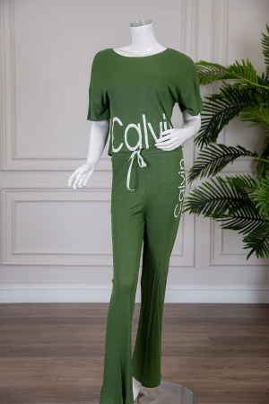 بيجاما نسائية قطعتين متعددة الألوان تيشيرت بياقة دائرية بكتابات من الأمام مع بنطلون طويل برباط في الخصر 