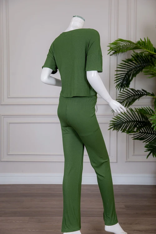 بيجاما نسائية قطعتين متعددة الألوان تيشيرت بياقة دائرية بكتابات من الأمام مع بنطلون طويل برباط في الخصر