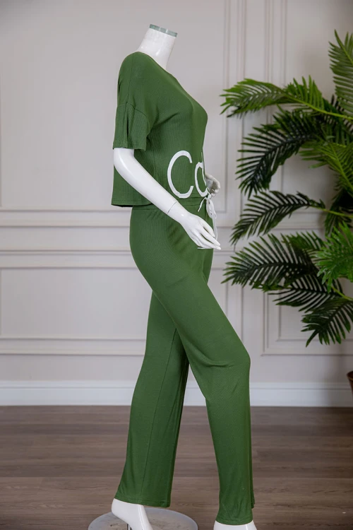 بيجاما نسائية قطعتين متعددة الألوان تيشيرت بياقة دائرية بكتابات من الأمام مع بنطلون طويل برباط في الخصر