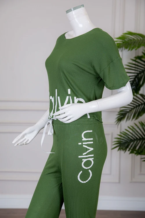 بيجاما نسائية قطعتين متعددة الألوان تيشيرت بياقة دائرية بكتابات من الأمام مع بنطلون طويل برباط في الخصر