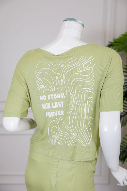 بيجاما نسائية قطعتين متعددة الألوان تيشيرت بياقة دائرية برسومات وكتابات من الأمام و الخلف مع بنطلون طويل برباط في الخصر