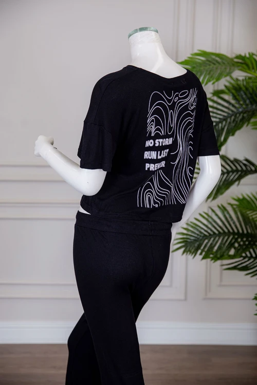 بيجاما نسائية قطعتين متعددة الألوان تيشيرت بياقة دائرية برسومات وكتابات من الأمام و الخلف مع بنطلون طويل برباط في الخصر