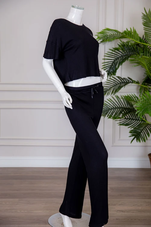 بيجاما نسائية قطعتين متعددة الألوان تيشيرت بياقة دائرية برسومات وكتابات من الأمام و الخلف مع بنطلون طويل برباط في الخصر