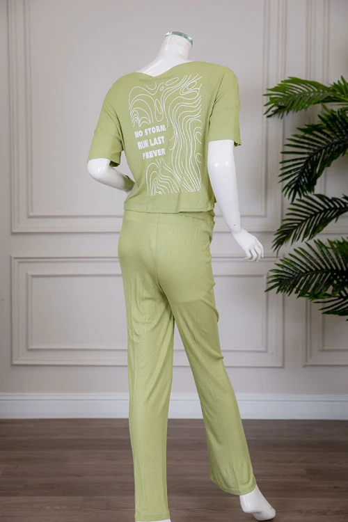 بيجاما نسائية قطعتين متعددة الألوان تيشيرت بياقة دائرية برسومات وكتابات من الأمام و الخلف مع بنطلون طويل برباط في الخصر