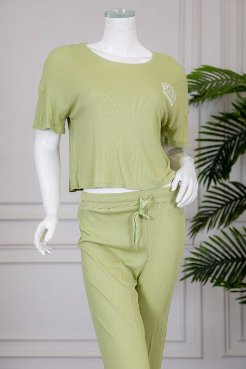 بيجاما نسائية قطعتين متعددة الألوان تيشيرت بياقة دائرية برسومات وكتابات من الأمام و الخلف مع بنطلون طويل برباط في الخصر