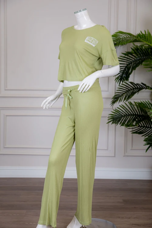 بيجاما نسائية قطعتين متعددة الألوان تيشيرت بياقة دائرية برسومات وكتابات من الأمام و الخلف مع بنطلون طويل برباط في الخصر