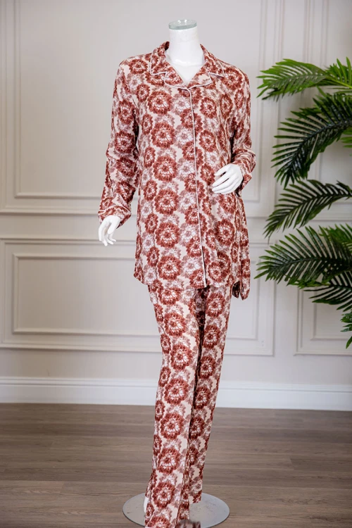 بيجاما نسائية قطعتين مشجرة بلوزة بياقة مطوية و أزرار من الأمام ذو أكمام طويلة و رباط في الخصر مع بنطلون طويل