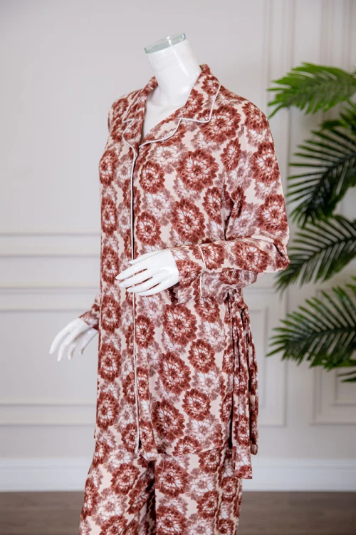 بيجاما نسائية قطعتين مشجرة بلوزة بياقة مطوية و أزرار من الأمام ذو أكمام طويلة و رباط في الخصر مع بنطلون طويل