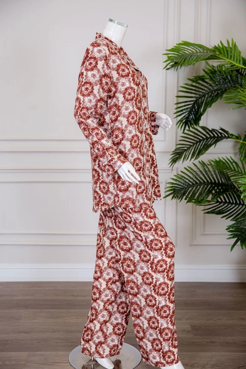 بيجاما نسائية قطعتين مشجرة بلوزة بياقة مطوية و أزرار من الأمام ذو أكمام طويلة و رباط في الخصر مع بنطلون طويل