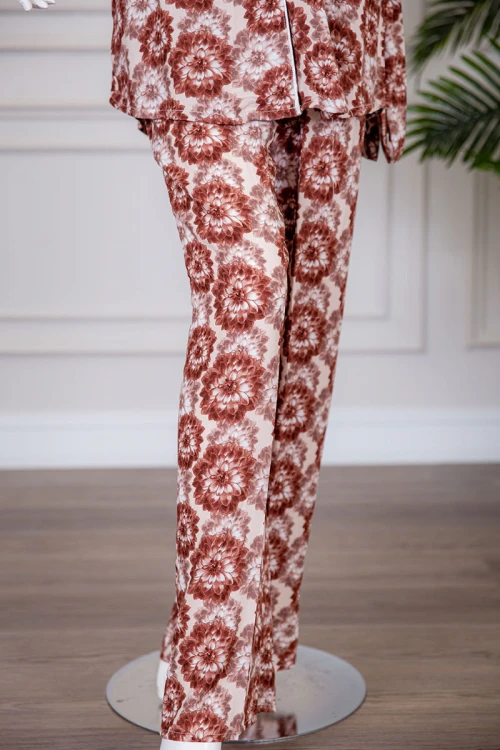 بيجاما نسائية قطعتين مشجرة بلوزة بياقة مطوية و أزرار من الأمام ذو أكمام طويلة و رباط في الخصر مع بنطلون طويل