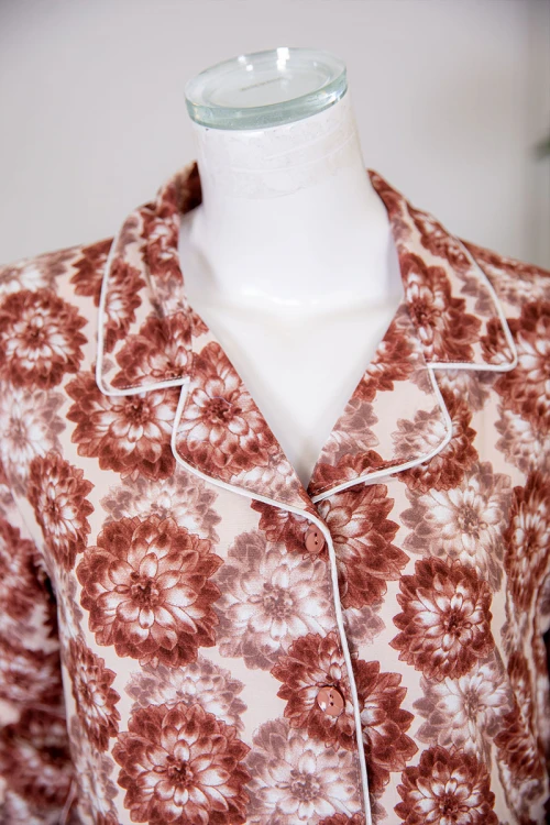 بيجاما نسائية قطعتين مشجرة بلوزة بياقة مطوية و أزرار من الأمام ذو أكمام طويلة و رباط في الخصر مع بنطلون طويل