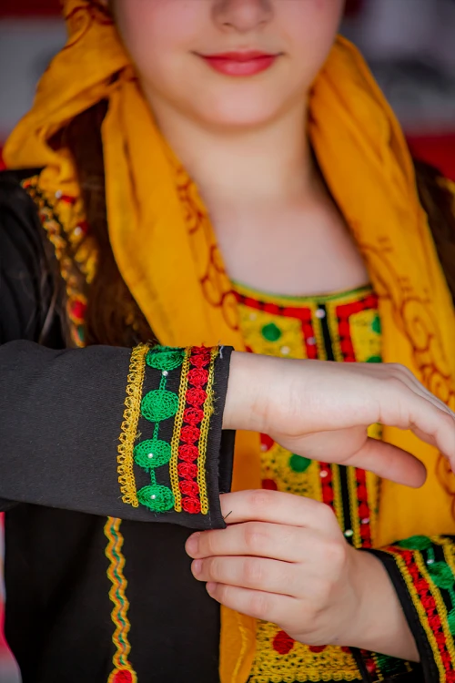 جلابية بناتي عسيري لون أسود بتطريز تراثي ملون