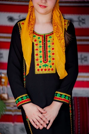 جلابية بناتي عسيري لون أسود بتطريز تراثي ملون