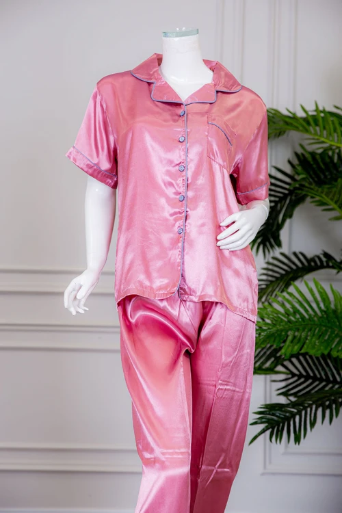 بيجاما نسائية ساتان قطعتين لون وردي بلوزة بياقة مطوية و جيب و أزرار من الأمام ذو أكمام قصيرة مع بنطلون طويل