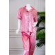 بيجاما نسائية ساتان قطعتين لون وردي بلوزة بياقة مطوية و جيب و أزرار من الأمام ذو أكمام قصيرة مع بنطلون طويل