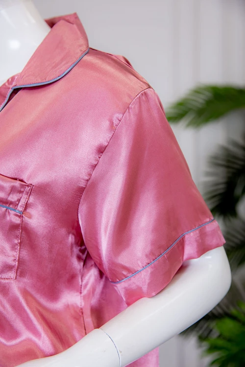 بيجاما نسائية ساتان قطعتين لون وردي بلوزة بياقة مطوية و جيب و أزرار من الأمام ذو أكمام قصيرة مع بنطلون طويل