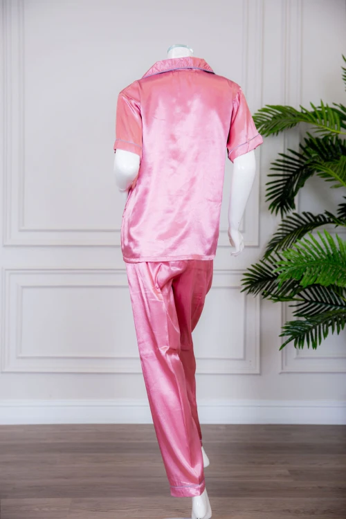 بيجاما نسائية ساتان قطعتين لون وردي بلوزة بياقة مطوية و جيب و أزرار من الأمام ذو أكمام قصيرة مع بنطلون طويل
