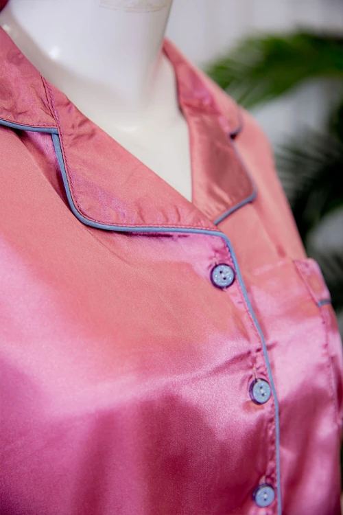 بيجاما نسائية ساتان قطعتين لون وردي بلوزة بياقة مطوية و جيب و أزرار من الأمام ذو أكمام قصيرة مع بنطلون طويل