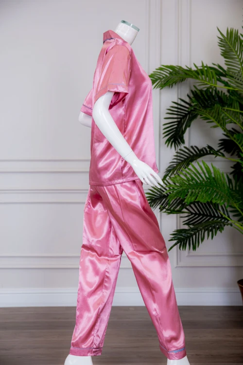 بيجاما نسائية ساتان قطعتين لون وردي بلوزة بياقة مطوية و جيب و أزرار من الأمام ذو أكمام قصيرة مع بنطلون طويل